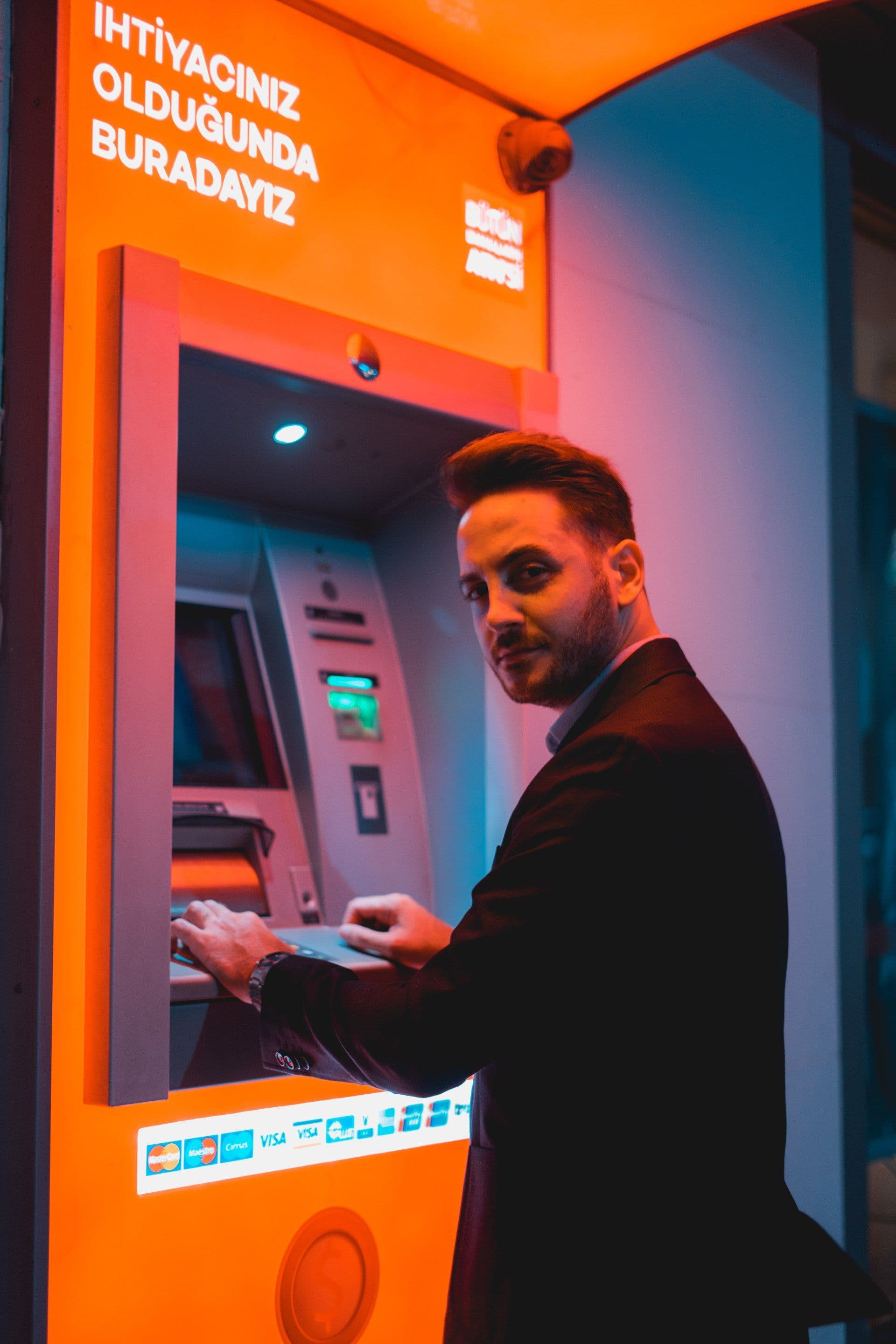 Il Malfunzionamento dell'ATM: la Notte dei Soldi Gratis